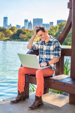 Genç göl tablet bilgisayarda çalışan adam