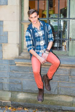 Rahatlatıcı dışarıda genç adam  