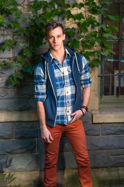 Rahatlatıcı dışarıda genç adam