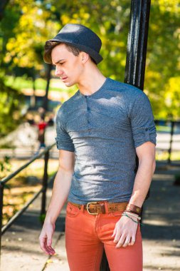 Dışında genç adam düşünme