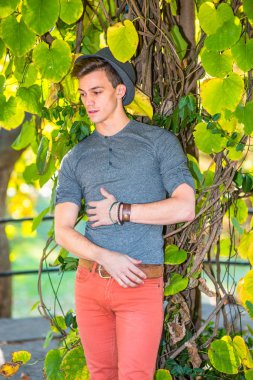 Dışında genç adam düşünme