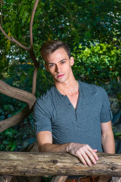 genç yakışıklı bir adam portresi