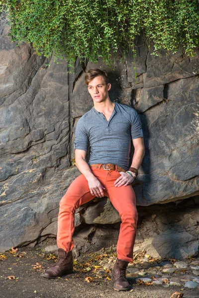 Rahatlatıcı dışarıda genç adam