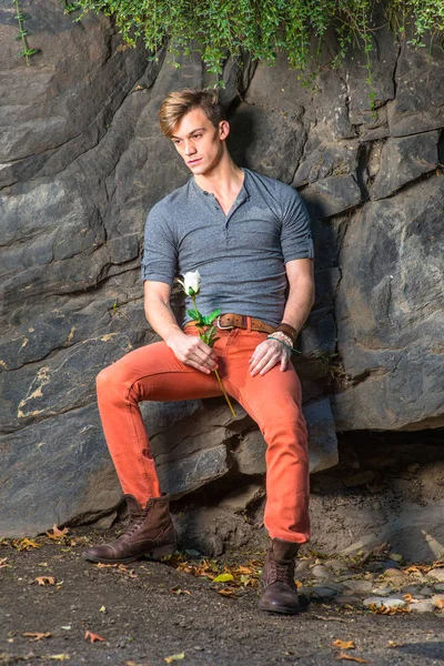 Genç adam seni düşünmekten beyaz gül desenli