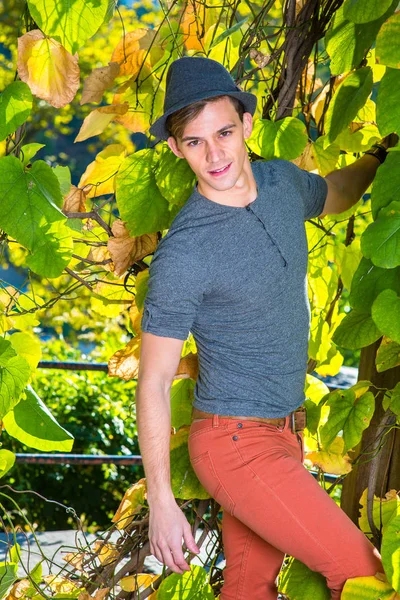 Genç adam sonbahar öğleden sonra dinlendirici