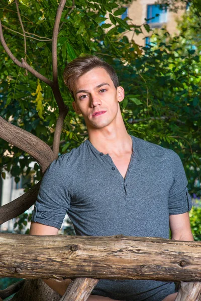 genç yakışıklı bir adam portresi