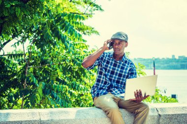 Seyahat, New York'ta çalışan genç Afrikalı-Amerikalı adam