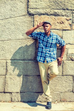 Rahatlatıcı dışarıda genç adam