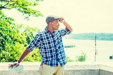 Genç Afro-Amerikan New York'ta seyahat adam