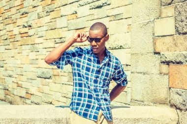 New York'ta genç Afro-Amerikan yakışıklı