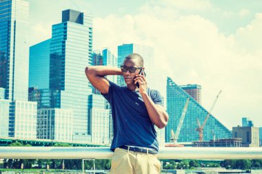 New York'ta yaz aylarında seyahat cep telefonuyla konuşuyor