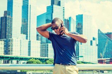 New York'ta yaz aylarında seyahat cep telefonuyla konuşuyor