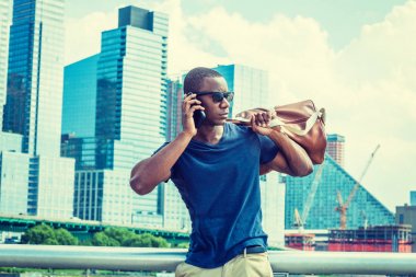 New York'ta yaz aylarında seyahat cep telefonuyla konuşuyor