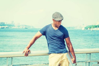 Genç yakışıklı bir Afrikalı-Amerikalı adam New York'ta seyahat