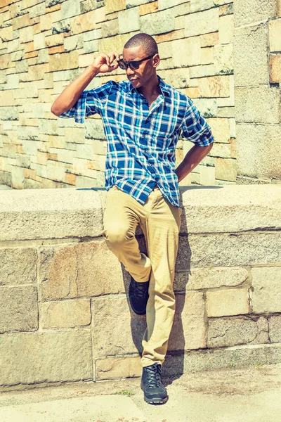 Joven hombre afroamericano guapo en Nueva York — Foto de Stock