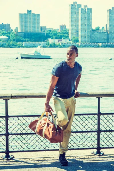 Jovem afro-americano viajando em Nova York — Fotografia de Stock