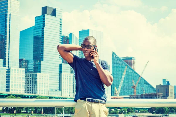 New York'ta yaz aylarında seyahat cep telefonuyla konuşuyor