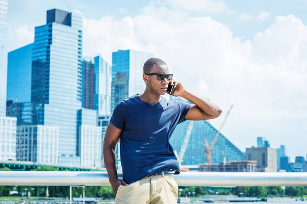 New York'ta yaz aylarında seyahat cep telefonuyla konuşuyor