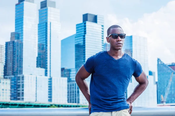 Afrikalı-Amerikalı New York'ta seyahat adam