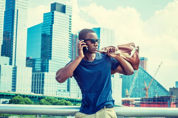 New York'ta yaz aylarında seyahat cep telefonuyla konuşuyor