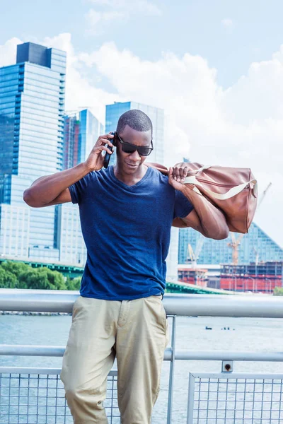 Hablando por celular, viajando a Nueva York en verano — Foto de Stock