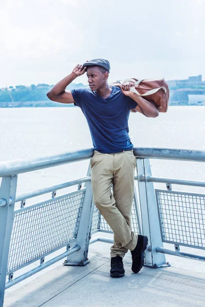 Молодих афро-американських людина, яка мандрує в Нью-Йорку — стокове фото