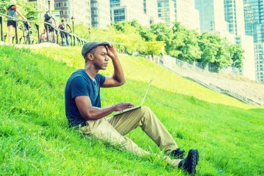 Genç Afro-Amerikan açık içinde dizüstü bilgisayarda çalışan adam