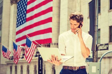 Genç Amerikalı seyahat, New York'ta çalışan adam