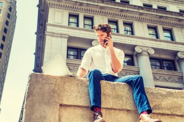 Genç Amerikalı seyahat, New York'ta çalışan adam