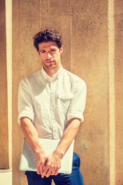 Genç yakışıklı Amerikalı adam düşünme dışında 