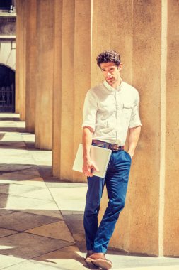 Genç yakışıklı Amerikalı adam düşünme dışında 