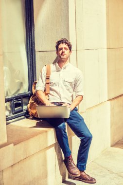 Genç Amerikalı New York'ta okuyan adam