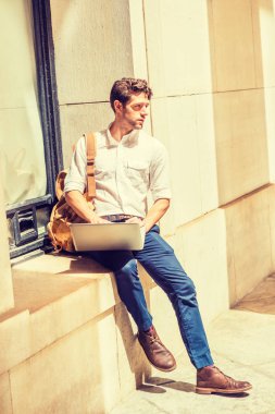 Genç Amerikalı New York'ta okuyan adam