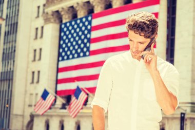 Genç Amerikalı adam New York'ta seyahat