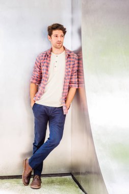 Genç Amerikalı rahatlatıcı, dışarıda bekleyen adam