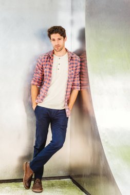 Genç Amerikalı adam dışında küçük sakal rahatlatıcı ile 