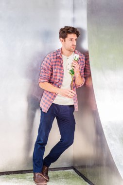 Genç Amerikalı sen eksik, dışarıda bekleyen adam