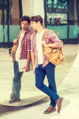 Genç Amerikalı aynaya bakıyor ki, adam