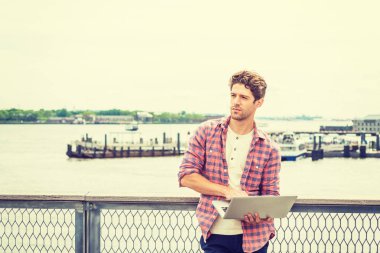 Genç Amerikalı seyahat, New York'ta çalışan adam