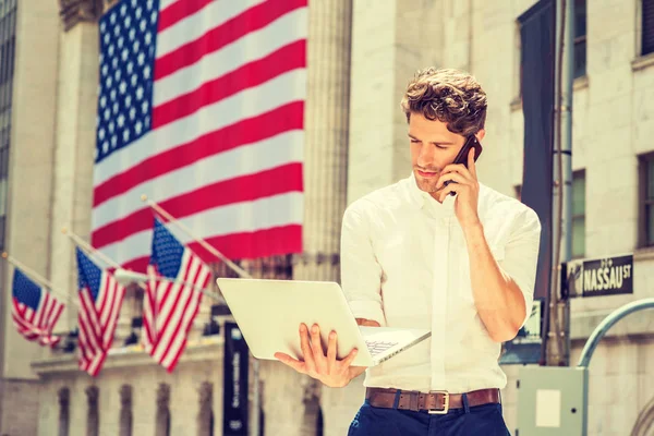 Genç Amerikalı seyahat, New York'ta çalışan adam