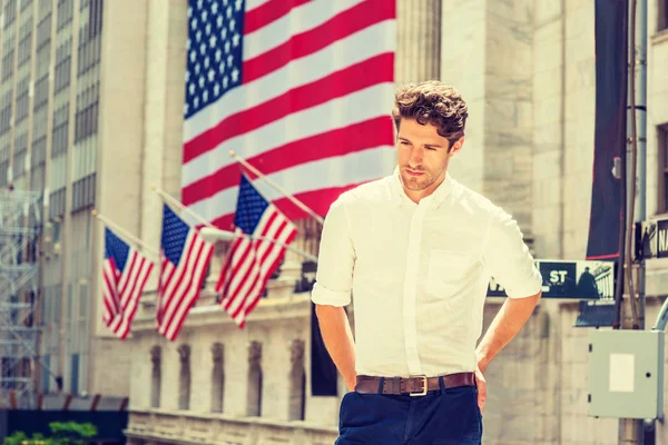 Genç yakışıklı Amerikalı New York'ta seyahat adam