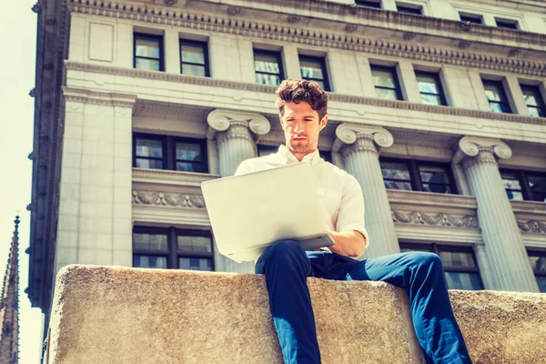 Genç yakışıklı Amerikalı seyahat, New York'ta çalışan adam