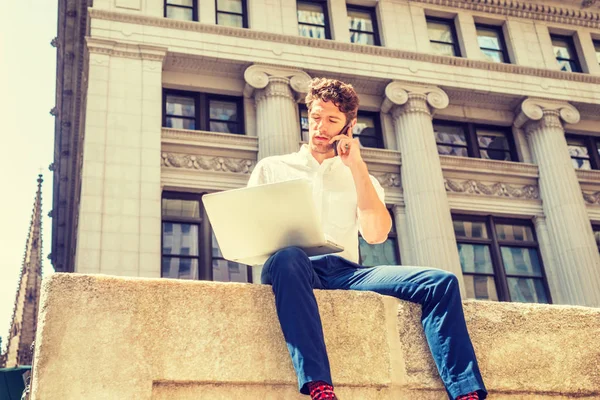 Genç Amerikalı seyahat, New York'ta çalışan adam