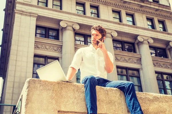 Genç Amerikalı seyahat, New York'ta çalışan adam