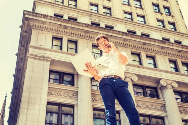 Genç Amerikalı seyahat, New York'ta çalışan adam