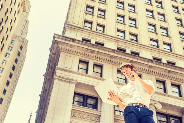 Genç Amerikalı seyahat, New York'ta çalışan adam