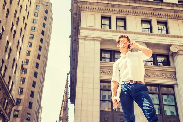 Genç Amerikalı seyahat, New York'ta çalışan adam