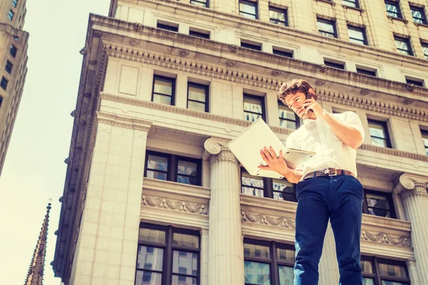 Genç Amerikalı seyahat, New York'ta çalışan adam