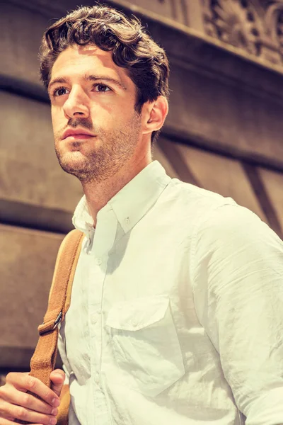 Genç yakışıklı Amerikalı New York'ta seyahat adam