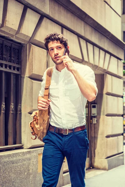 Genç yakışıklı Amerikalı New York'ta seyahat adam